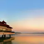 Luxury 5-Star Palm Resort